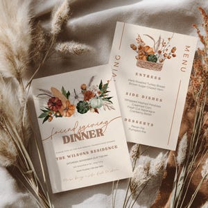 Könnte beinhalten: Zwei beige Friendsgiving-Dinner-Einladungen und Menükarten. Die Einladung zeigt ein Blumenarrangement mit Kürbissen und den Text "Friendsgiving Dinner". Die Menükarte listet Vorspeisen, Beilagen und Desserts auf.