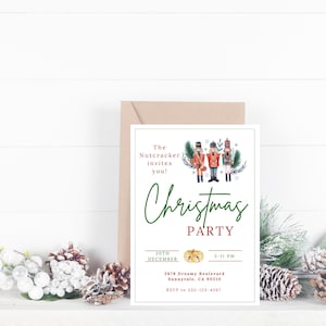 Könnte beinhalten: Eine Weihnachtsparty-Einladung mit einer Aquarellillustration von drei Nussknackersoldaten. Die Einladung lautet "Der Nussknacker lädt Sie ein! Weihnachtsparty" mit Datum, Uhrzeit und Ortsangaben. Ein brauner Umschlag befindet sich hinter der Einladung.