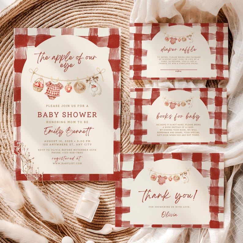 Pu&ograve; includere: Un set di cancelleria per baby shower con bordo a quadri rossi e bianchi e centro color crema. Le carte includono illustrazioni di un cestino, un body, una mela, un cappello e un coniglio appesi, con il testo The apple of our eye.