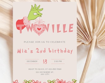 Puede incluir: Una invitación de cumpleaños rosa claro con el texto "TwoVille" en rojo y rosa. La invitación incluye el texto "Please join us to celebrate Mia's 2nd birthday" y la fecha 18 de diciembre a las 2:30 PM. La parte inferior de la invitación presenta ilustraciones de cajas de regalo.