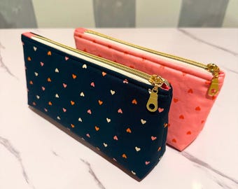 Stiftetäschchen / Makeup Tasche / Handgefertigte Dreieckige Reißverschlusstasche in Herz-Print