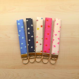 Llavero de pulsera con estampado de estrellas