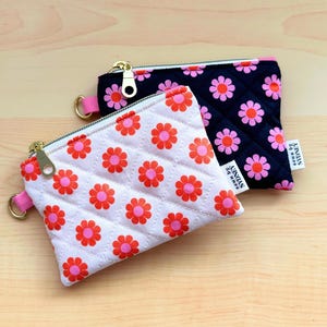 Minibolso acolchado con cremallera hecho a mano / Bonito llavero con estampado de margaritas