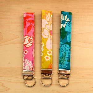 Wristlet Keychain in Floral Print