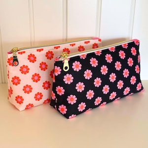 Astuccio portapenne / astuccio per il trucco / astuccio triangolare con cerniera fatto a mano con stampa a margherita