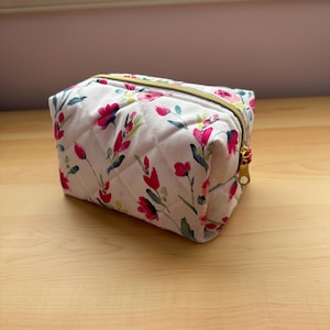 Borsa per il trucco trapuntata / Borsa per cosmetici con stampa di rose / Custodia da viaggio alla moda