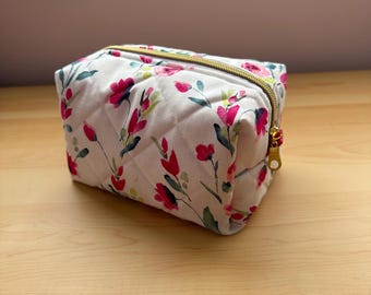 Gesteppte Kosmetiktasche mit Rosenmotiv / Trendy Reisetasche