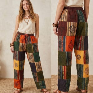 Puede incluir: Pantalones patchwork multicolores con cintura elástica y pernera ancha. El diseño patchwork presenta cuadrados de tela naranja, verde, amarilla y marrón con motivos florales y geométricos. Los pantalones son de tejido suave.