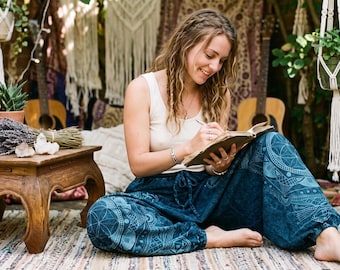 Pantaloni harem blu stonewashed con mandala – Pantaloni unisex boho aladdin hippie festival.