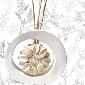 Profumatore ambiente in polvere di marmo bianca con applicazione girasole beige. Ideale come bomboniera o idea regalo.
