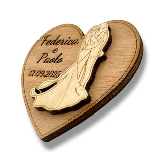 Kit 10 magneti calamite artigianali in legno a forma di cuore con sposini a rilievo, personalizzabili con nomi e data cerimonia