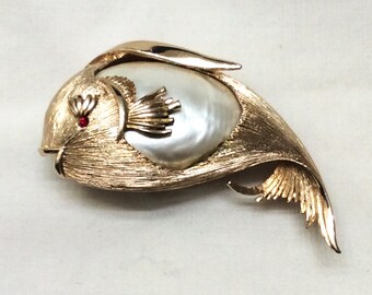 Vintage Jelly Belly Faux Mabe Pearl Fish Brooch Textured Gold Tone Happy Swimming Fish Unique Well Crafted Brooch