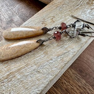 Fossile Korallen, Quarz und Erdbeerquarz Ohrringe - gemischte Edelsteinohrringe. Dagle Ohrringe. Sterling Silber fossile Koralle