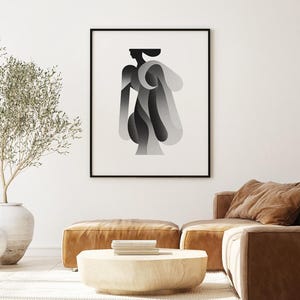 Op de afbeelding: Een abstracte zwart-witte illustratie van een persoon in een moderne kunst stijl. De illustratie is ingelijst en hangt aan een witte muur boven een bruine leren bank.