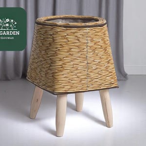 Geflochtener Rattan Pflanzkorb | Boho Blumenständer | Holz Stativbeine | Rustikales natürliches Dekor | Terrasse oder Wohnzimmer Akzent