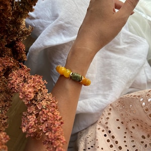 Natural Agate Stone Bracelet / Vibrant Yellow and Green Beads / Handmade Jewelry for Everyday Elegance and Positive Energy / Gift for her