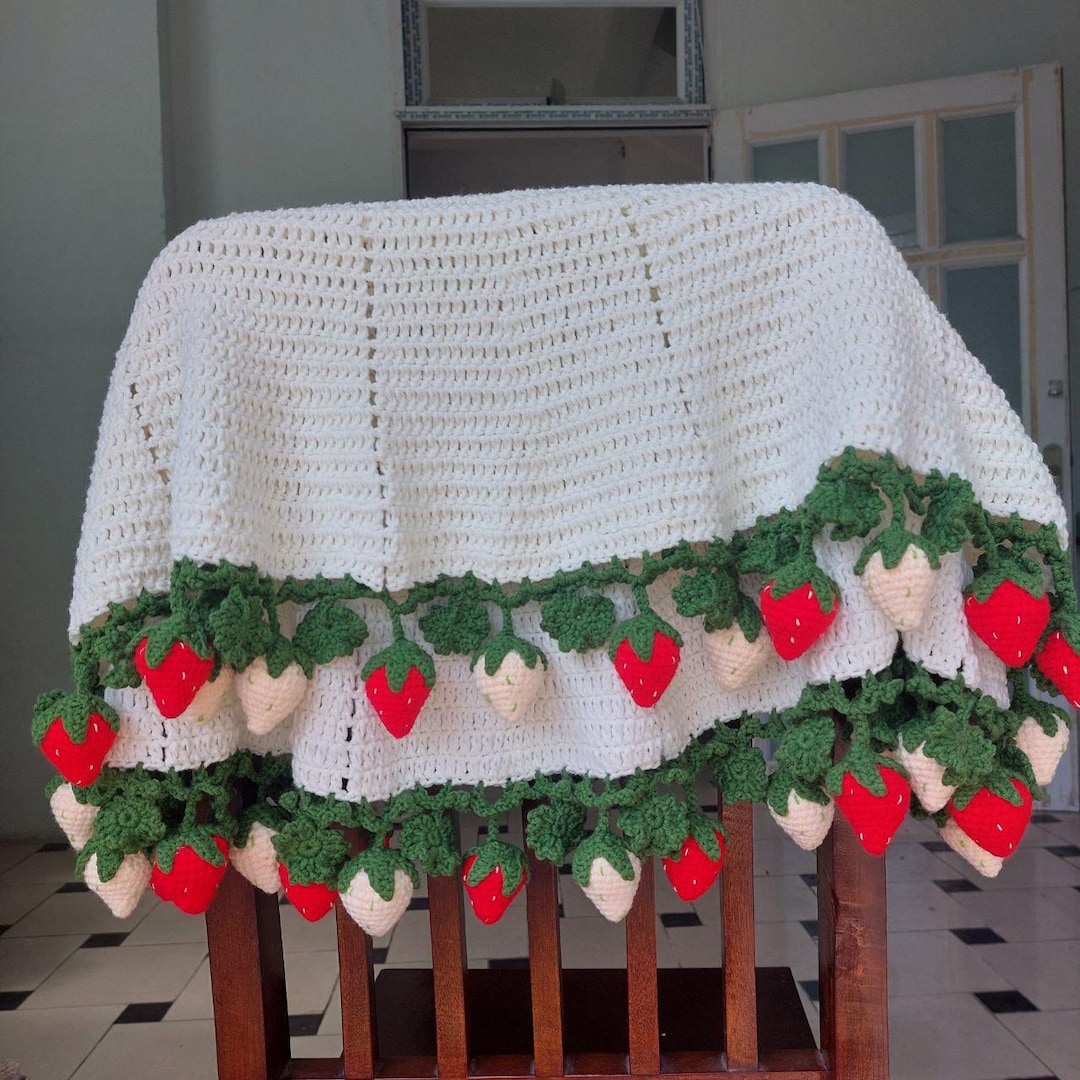 手作りかぎ針編みのイチゴブランケット：パーソナライズされたブーケ