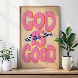 Könnte beinhalten: Ein gerahmter Druck mit einem pinkfarbenen und orangen Textdesign, das "God is good all the time" lautet.