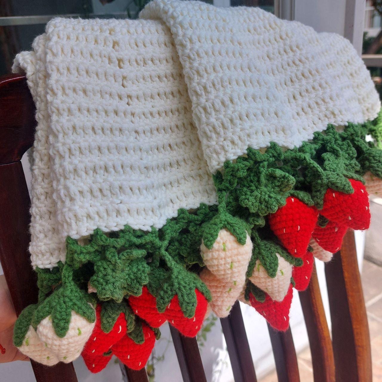 手作りかぎ針編みのイチゴブランケット：パーソナライズされたブーケ