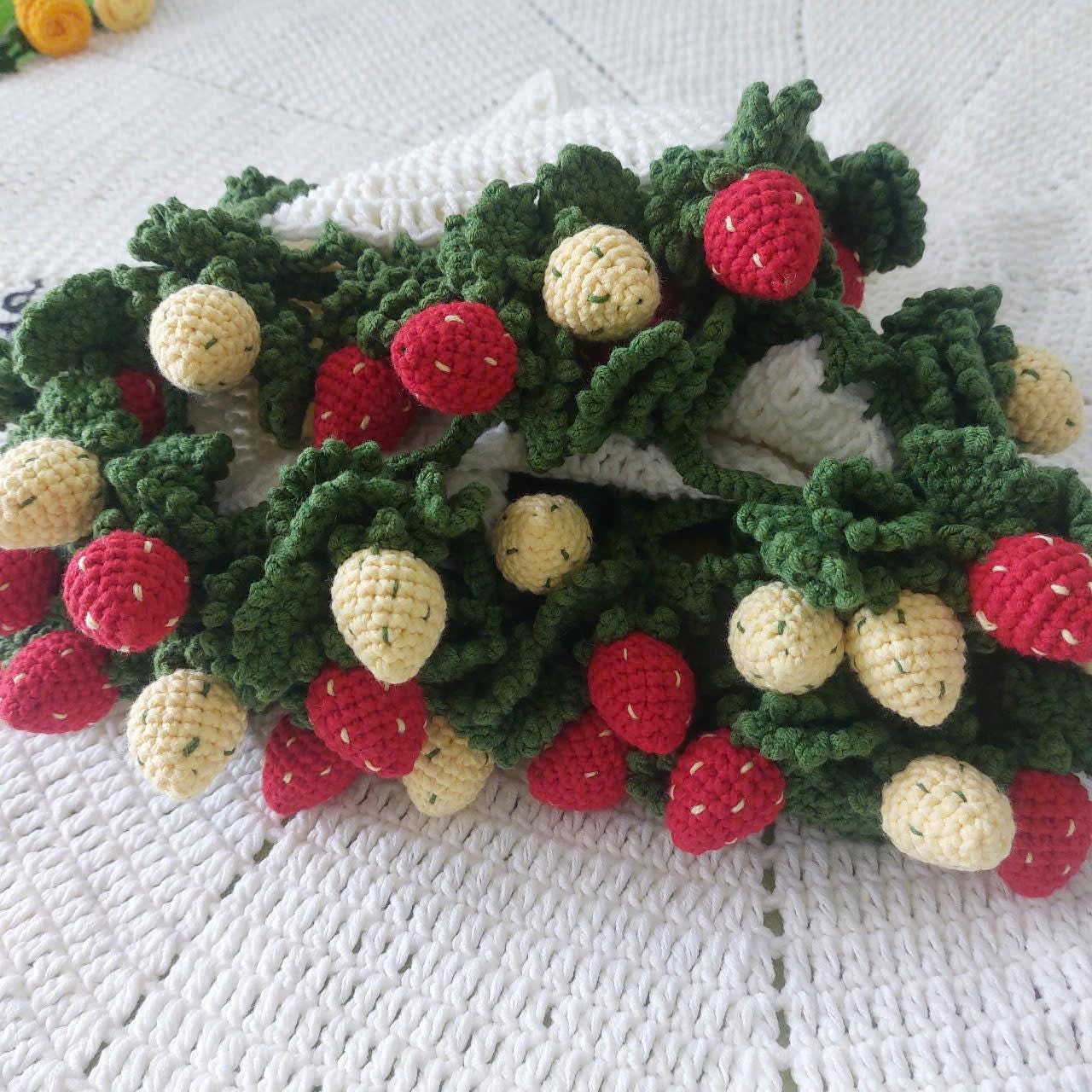 手作りかぎ針編みのイチゴブランケット：パーソナライズされたブーケ