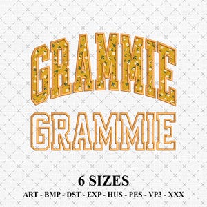 Puede incluir: Un diseño digital con la palabra "GRAMMIE" en dos estilos. El texto superior es arqueado, relleno con un estampado floral y delineado en dorado. El texto inferior es de estilo bloque, también en dorado. La imagen incluye el texto "6 SIZES".