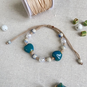 Bracciale fatto a mano / Cordino di cotone impermeabile / Ciondolo in ceramica e perle di plastica / Gioiello boho regolabile / Regalo per lei
