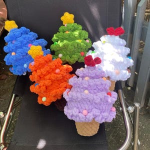 Árbol de Navidad multicolor de crochet hecho a mano, mini árbol de Navidad de punto con luces y adornos, decoración navideña para el hogar.