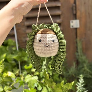 Planta colgante de crochet para coche, cara sonriente con pelo de niña, accesorio para espejo retrovisor, dije para coche hecho a mano, regalo para amantes de las plantas