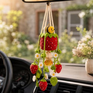 Difusor de coche de fresa y abeja de ganchillo, colgante para espejo retrovisor hecho a mano, bonito adorno para coche, botella difusora de aceites esenciales, regalo para mujeres.