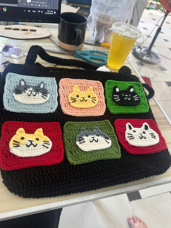 かぎ針編みの猫のトートバッグ：手作りのおばあちゃんのスクエア型財布