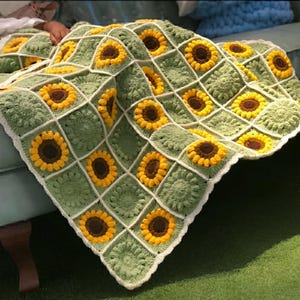 Customizable Sunflower Crochet Blanket, Handmade Green Yellow Throw Blanket, Cozy Soft Yarn Quilt, Boho Bed Sofa Decor, Gift for Her