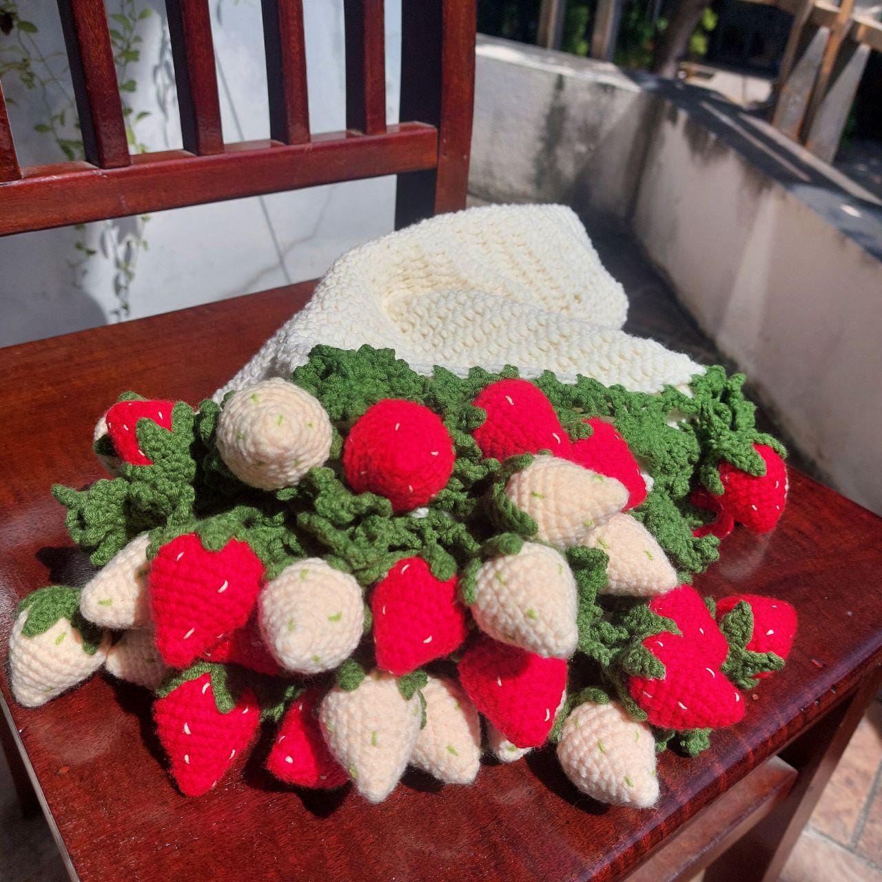 *k*　いちごブランケット　花束ブランケット 手作りかぎ針編みのイチゴブランケット：パーソナライズされたブーケ