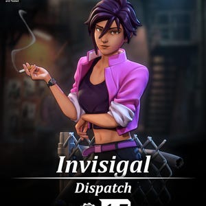 Puede incluir: Figura a escala 1:7 de un personaje de "Invisigal Dispatch" con chaqueta rosa y pantalones negros, sosteniendo un cigarrillo. La figura tiene pelo corto morado y un reloj negro. La figura está de pie frente a una valla.