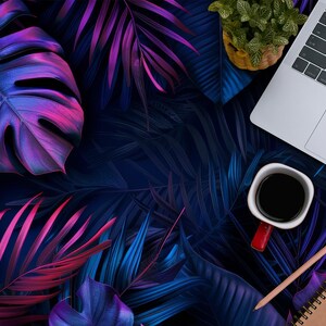 Może przedstawiać: Laptop, filiżanka kawy, notes, słuchawki i ołówek ułożone na ciemnym tle z tropikalnymi liśćmi.