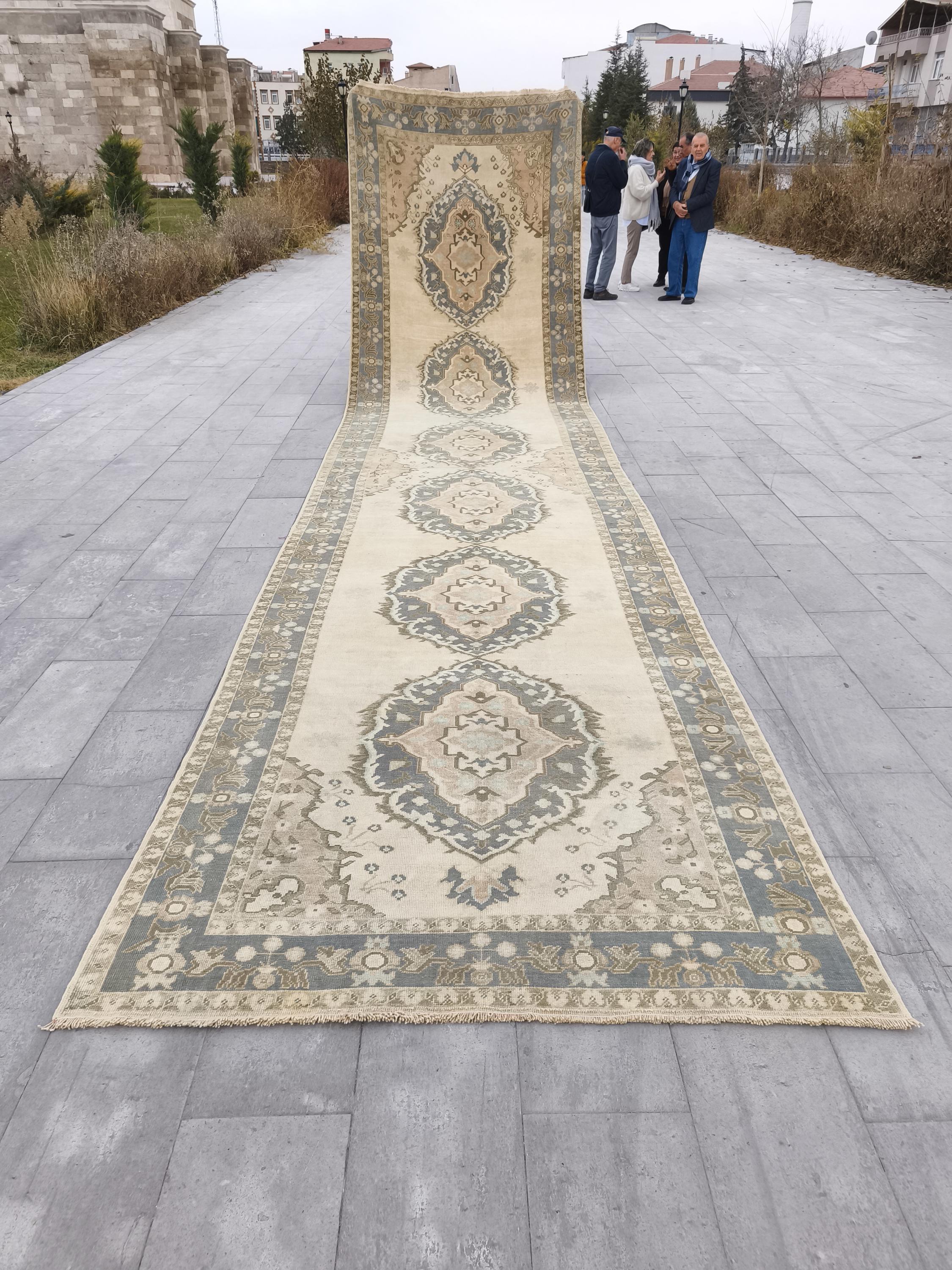 ハンドメイドウールランナーラグ、アンティーク調ヴィンテージトルコ製