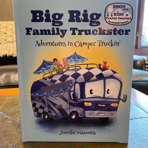 Puede incluir: Un libro infantil titulado "Big Rig Family Truckster: Adventures in Camper Truckin'" presenta una autocaravana de dibujos animados con un techo a cuadros y una cara sonriente. La portada es azul claro con el nombre del autor, Jennifer Mazzetta, en la parte inferior. Se incluye un diario de viaje para niños.