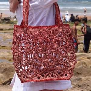 Handgefertigte Häkeltasche aus Raffia in Kupfer und Rot - umweltfreundlich, stilvoll und perfekt für Freizeitausflüge oder besondere Anlässe