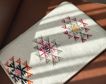 15&#39;&#39; Handwoven Laptop Sleeve, White Soft Handmade MacBook Cover from Kilim, Unique Patterned Cover, Ethnic Computer Bag for School Gift