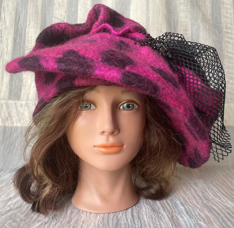 Merino wool burgundy mauve pink black flapper hat Ooak felted designer hat tatiana123 zdjęcie 1