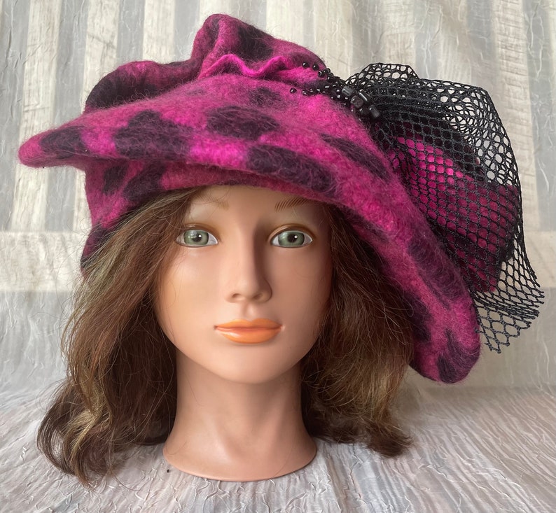 Merino wool burgundy mauve pink black flapper hat Ooak felted designer hat tatiana123 zdjęcie 7