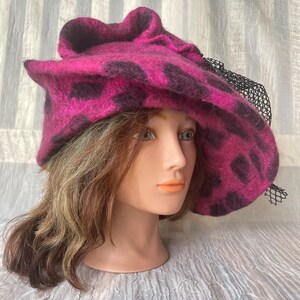 Merino wool burgundy mauve pink black flapper hat Ooak felted designer hat tatiana123 zdjęcie 4