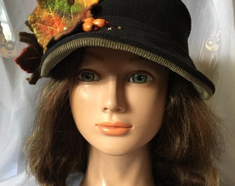 Damen Visier Vlies gefilzt rot orange schwarz Herbstfarben Stirnband, Unikat, handgemachte Filz Blume, warme Mütze