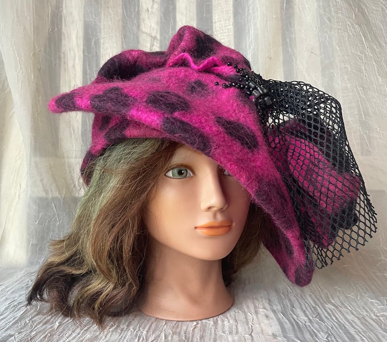 Merino wool burgundy mauve pink black flapper hat Ooak felted designer hat tatiana123 zdjęcie 10