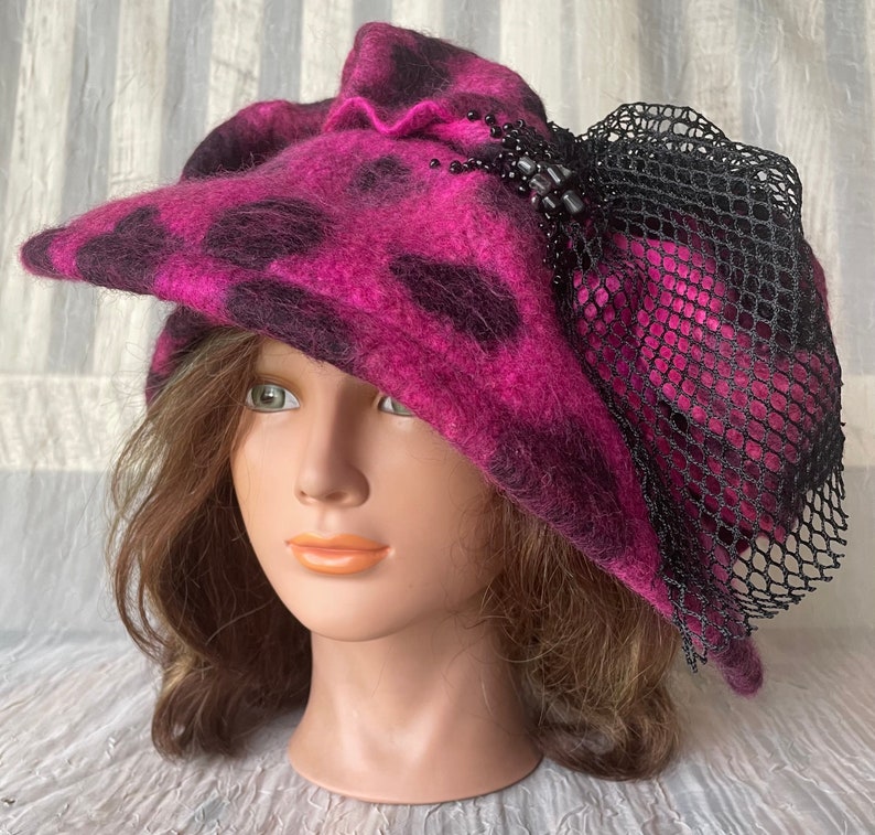 Merino wool burgundy mauve pink black flapper hat Ooak felted designer hat tatiana123 zdjęcie 2