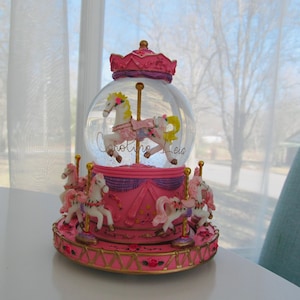 Sneeuwbol carrousel met paarden | Gepersonaliseerde gravure muziekdoos aandenken