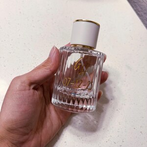 Flacone di profumo ricaricabile personalizzato con monogramma inciso, perfetto come bomboniera per matrimonio, regalo per damigelle d'onore, regalo di coppia