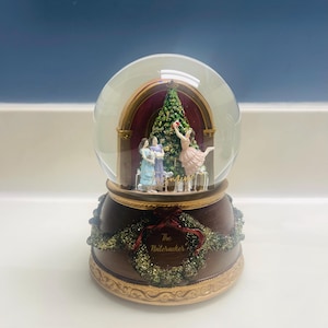 Bola de nieve de El Cascanueces con grabado personalizado: Escena de ballet festivo