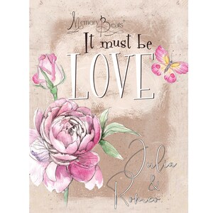 Könnte beinhalten: Ein romantischer Druck mit den Worten "It must be LOVE" in großen, eleganten Buchstaben. Das Design zeigt eine rosa Pfingstrose, eine Rose und einen Schmetterling, alles vor einem strukturierten, sepiafarbenen Hintergrund. Die Namen "Julia & Romeo" sind ebenfalls enthalten.