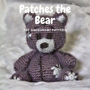 Op de afbeelding: Een handgemaakte, paarse gehaakte beer met witte accenten op de oren, snuit en poten. De beer heeft gestikte patches en de tekst "Patches the Bear" en "PDF Amigurumi Pattern" in het wit.