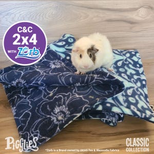 PRÊT À L'EXPÉDITION ! Revêtement de cage en polaire « Blue Damask Floral » Pigglies - C&C 2 x 4 (28 x 56 po.) - Avec couche absorbante Zorb®